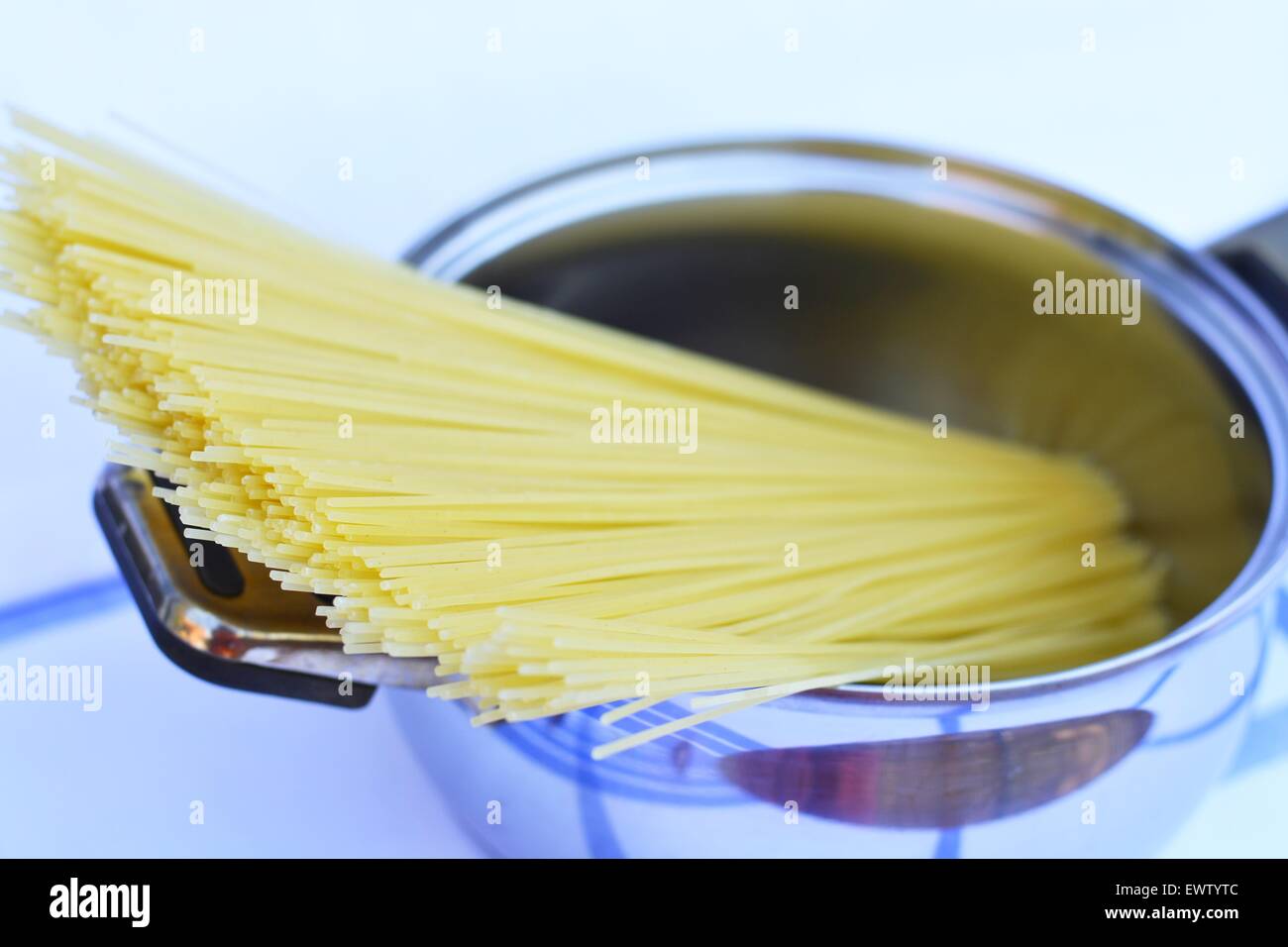 Pot of spaghetti hires stock photography and images Alamy