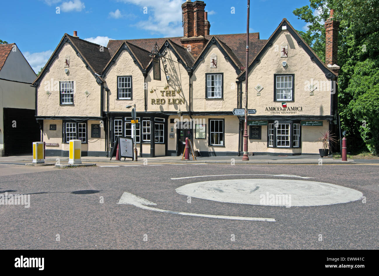 Stanstead Abbotts Hertfordshire The Red Lion Pub Lee Valley Stock Photo Alamy
