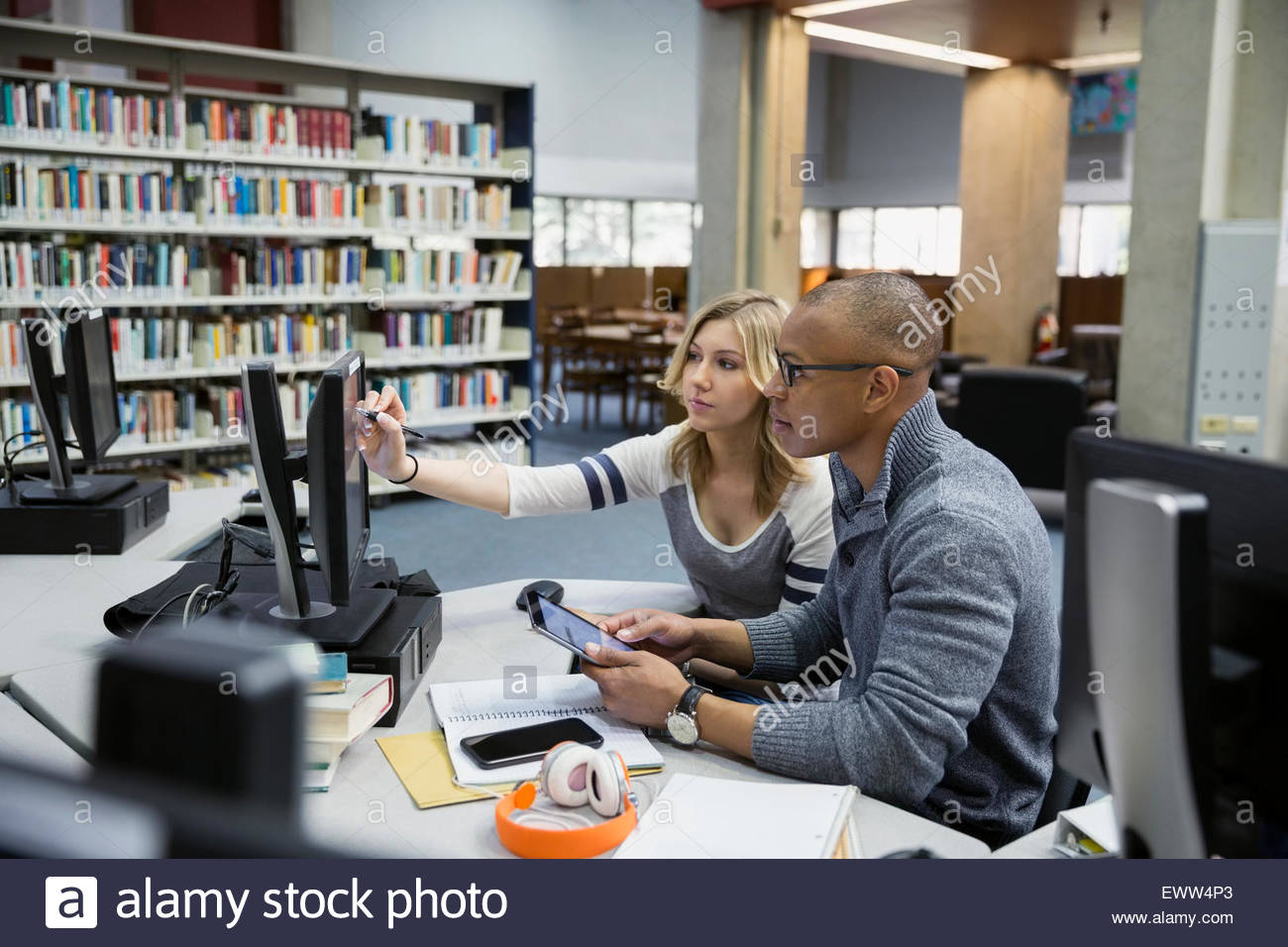 Students using computer library hi-res stock photography and images - Alamy