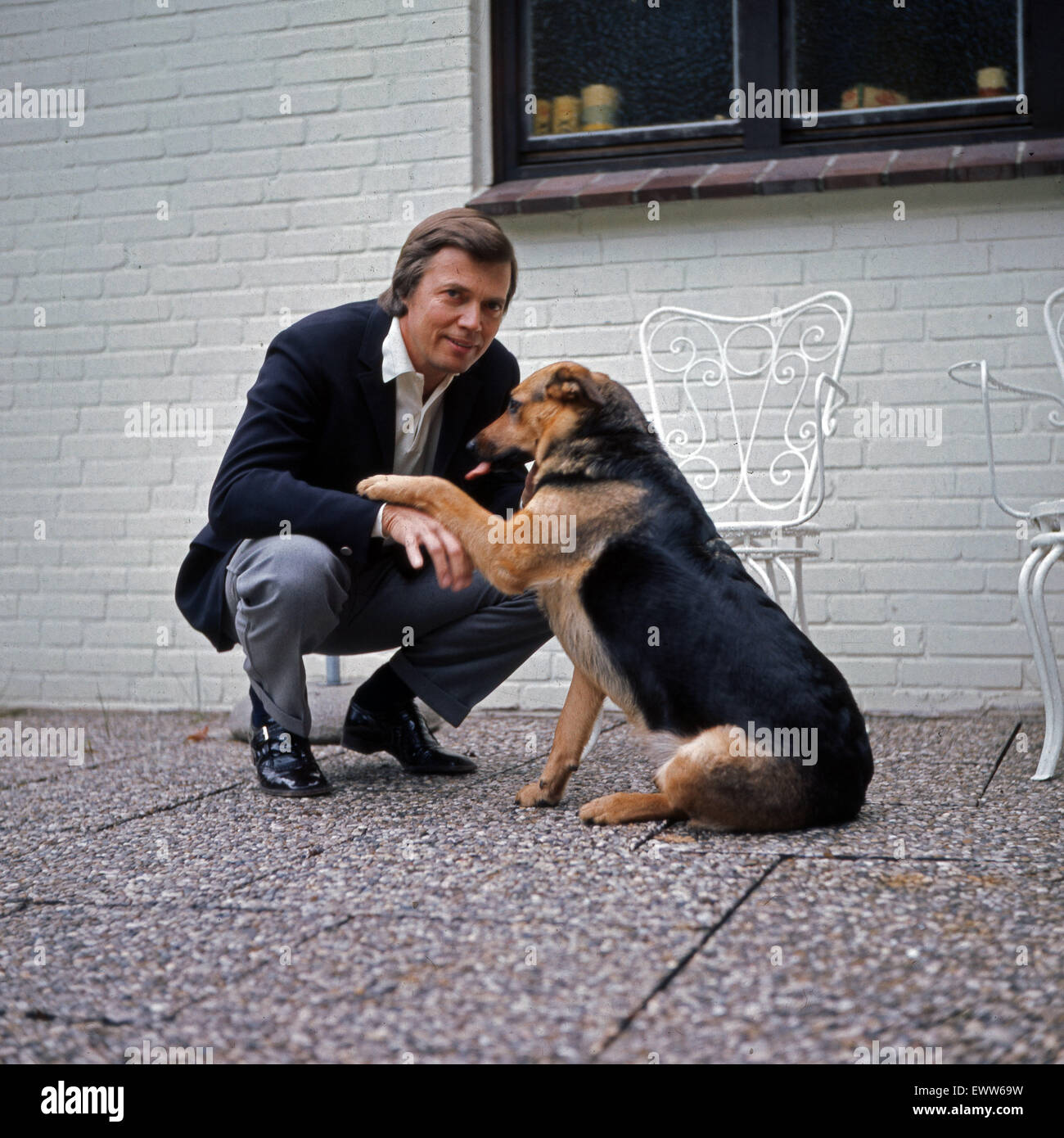 Der österreichische Schauspieler Karlheinz Böhm mit Hund, Deutschland 1960er Jahre. Austrian actor Karlheinz Boehm and his dog, Germany 1960s. Stock Photo