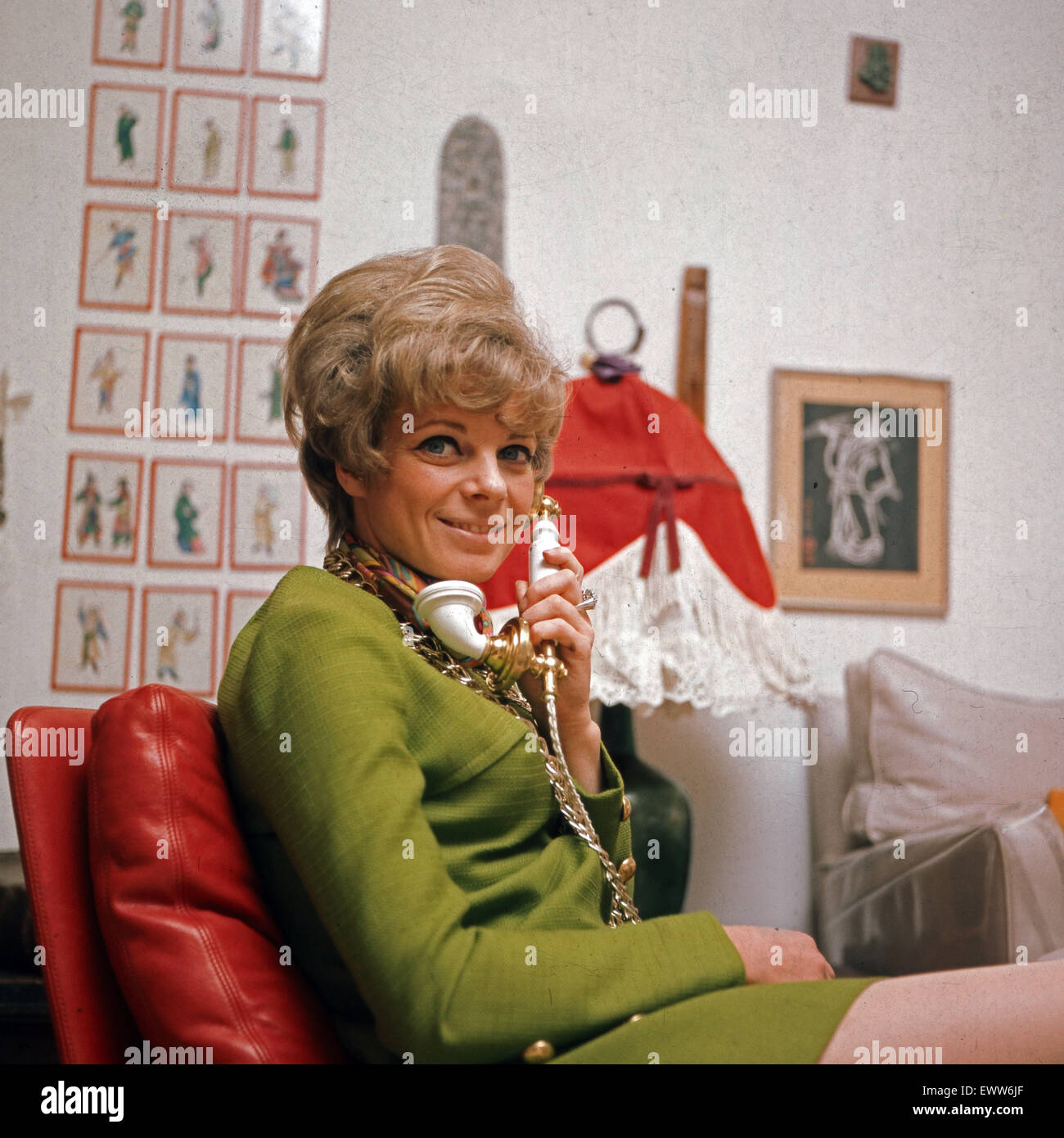 Deutsche Schauspielerin Grit Boettcher im Wohnzimmer, Deutschland 1960er Jahre. German actress