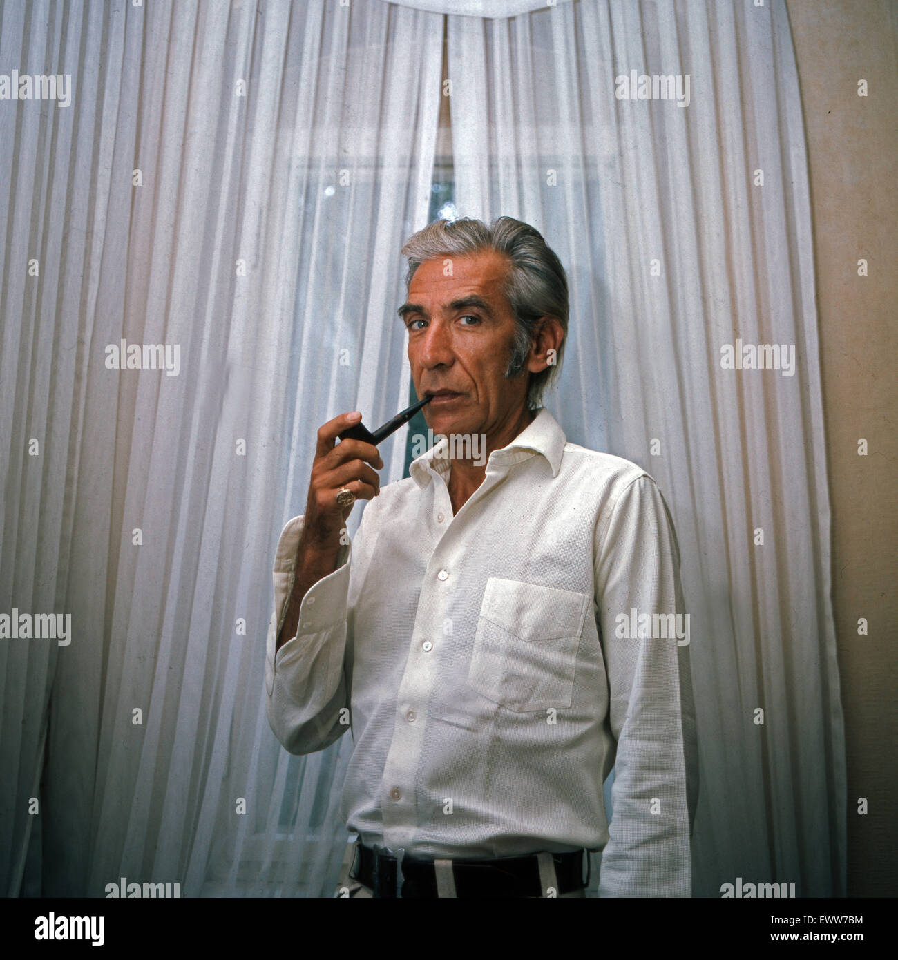 Der Schweizer Schauspieler Lukas Ammann raucht eine Pfeife, Deutschland 1970er Jahre. Swiss actor Lukas Amman smoking a pipe, Germany 1970s. 6x6Dia30 Stock Photo