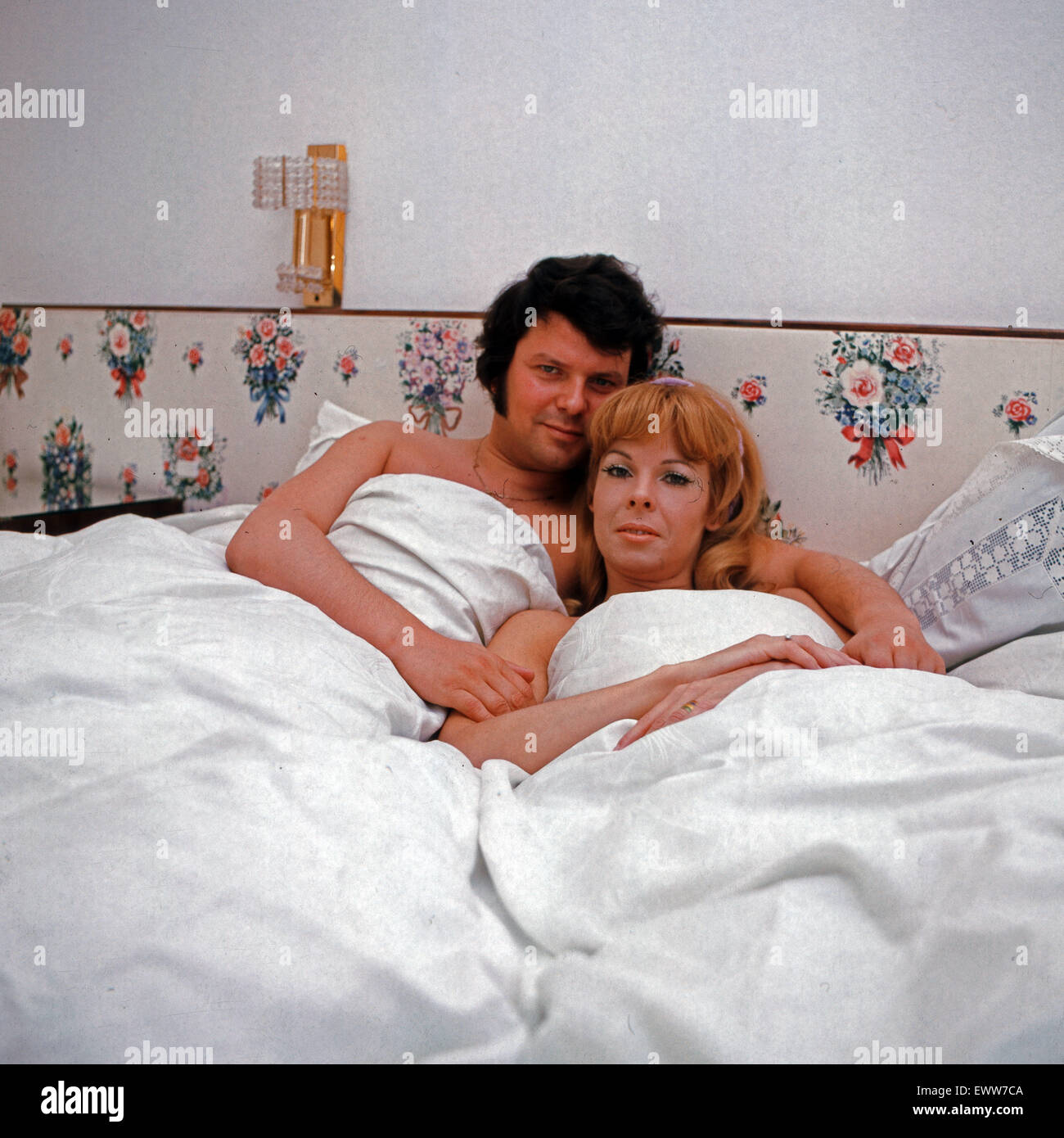 Österreichische Schauspielerin Monika Strauch im Bett mit Ehemann Peter ...