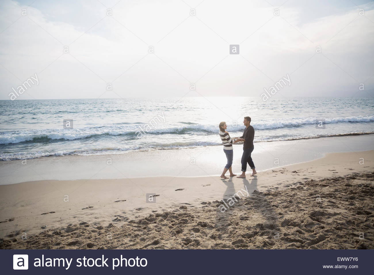 Couple holding hands at the beach hi-res stock photography and images ...