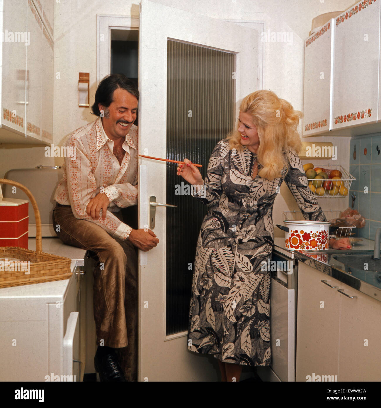 Der deutsche Schaupeiler Nino Korda mit Ehefrau in der Küche, Deutschland 1970er Jahre. German actor Nino Korda in the kitchen with his wife, Germany 1970s. 6x6Dia42 Stock Photo
