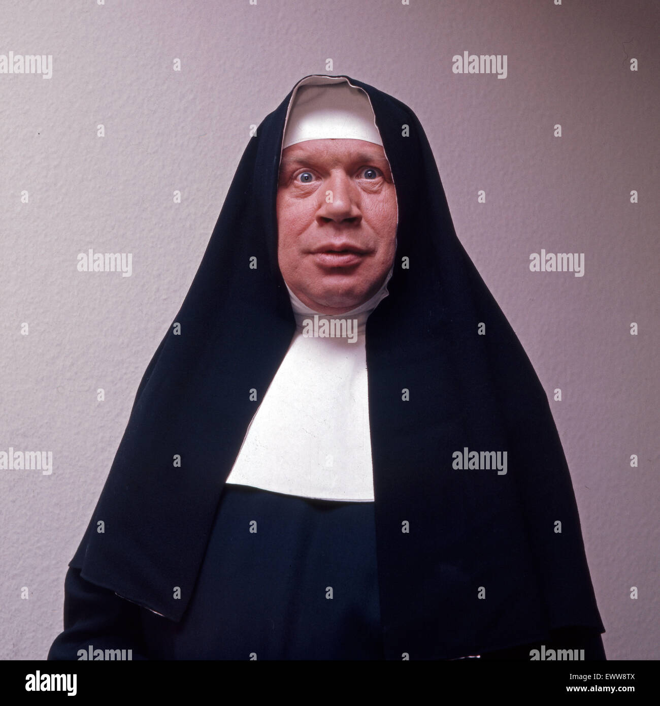 Der deutsche Schauspieler Heinz Reincke als Nonne, Deutschland 1970er Jahre. German actor Heinz Reincke dressed as a nun, Germany 1970s. 6x6Dia60 Stock Photo