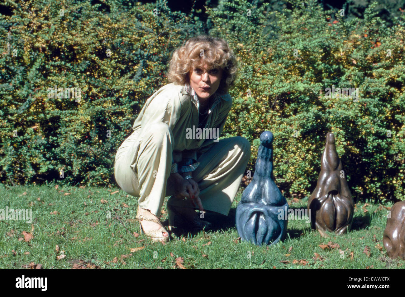 Deutsche Schauspielerin Christiane Rücker im Garten mit Penis-Vagina ...