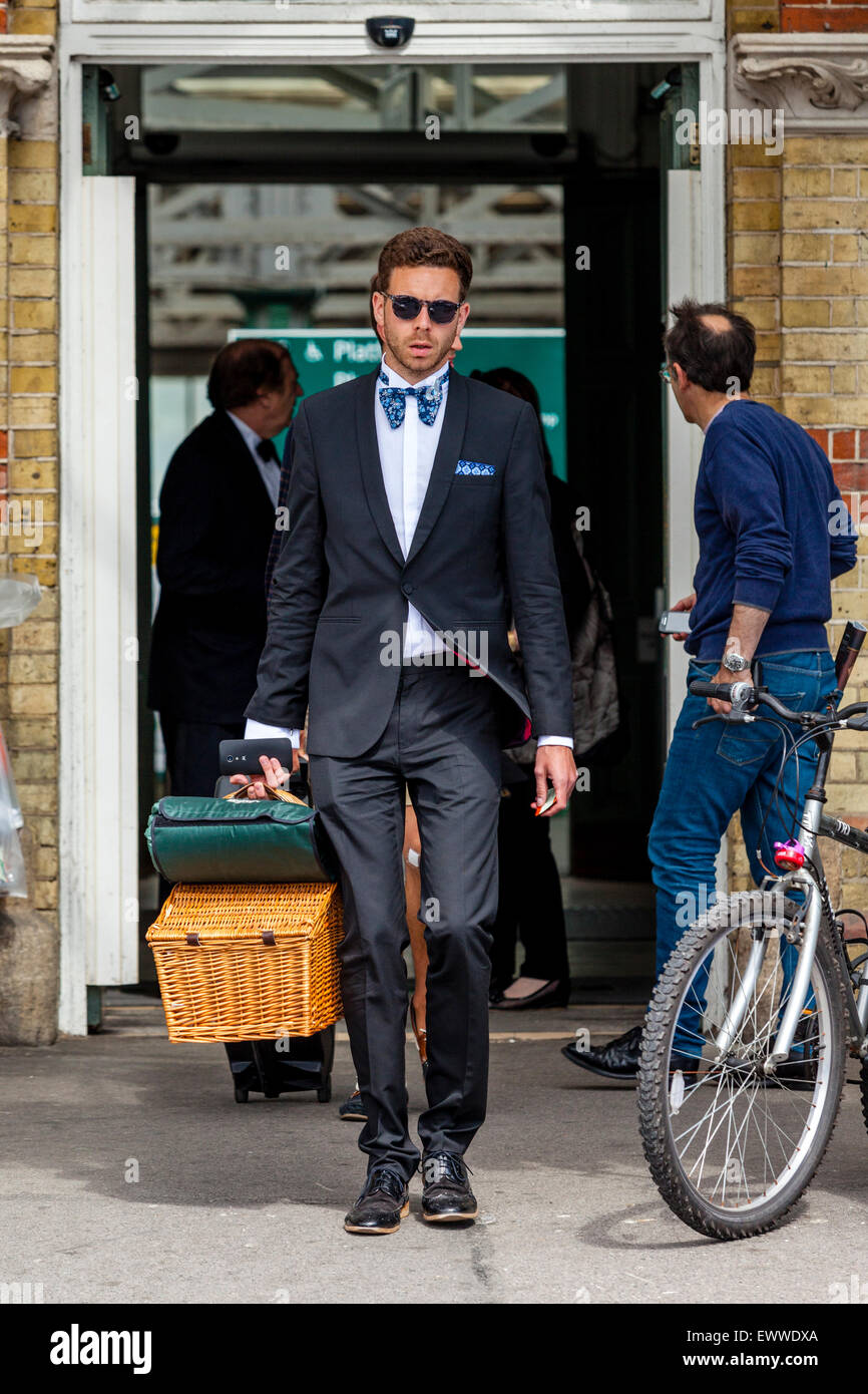 A Young Man Arrives At Lewes Station With His Picnic Hamper En Route To Glyndebourne Opera House To Watch The Opera, Lewes, Suss Stock Photo