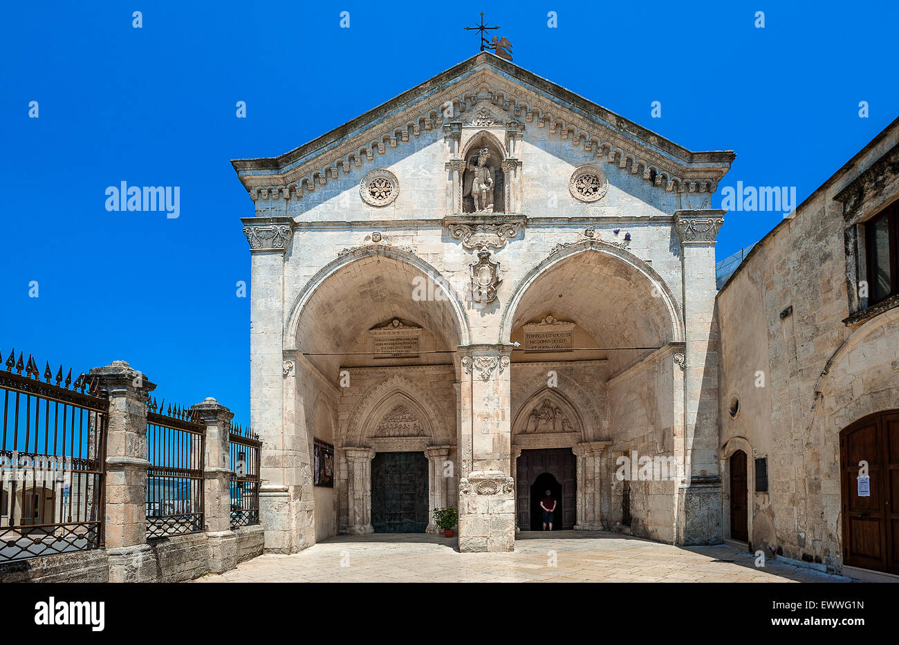 Puglia gargano monte santangelo la chiesa grotta di san michele hires