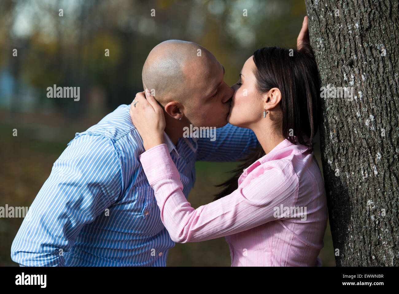 Man leaning kiss woman hi-res stock photography and images - Alamy