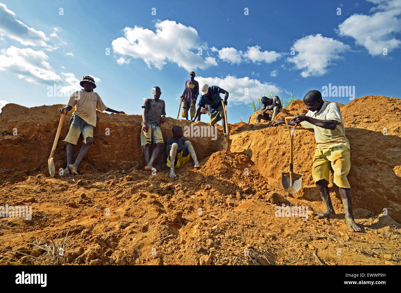artisanal open pit diamond mining in Kono, Sierra Leone Stock Photo