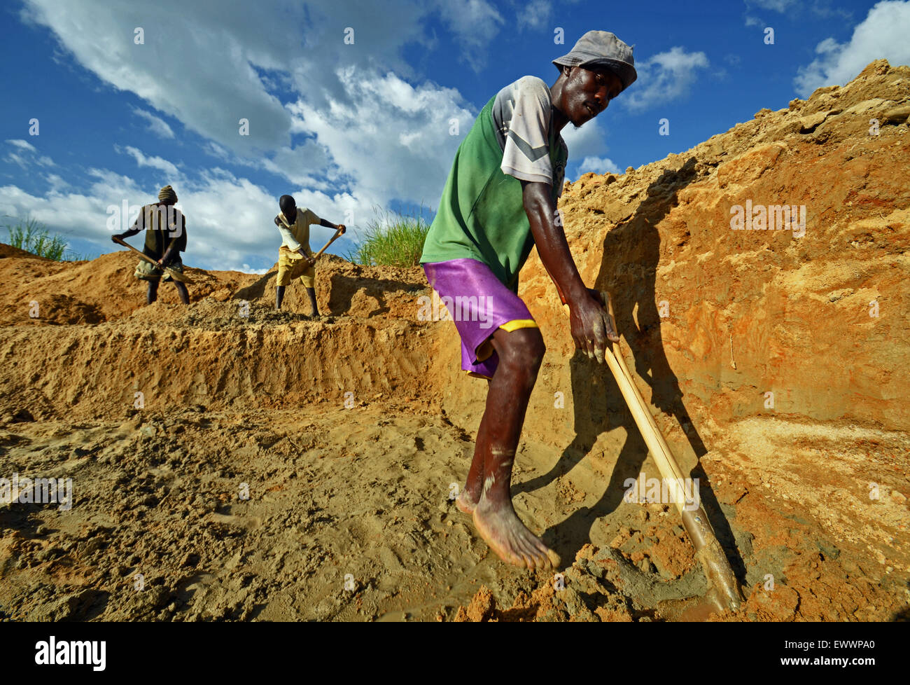artisanal open pit diamond mining in Kono, Sierra Leone Stock Photo
