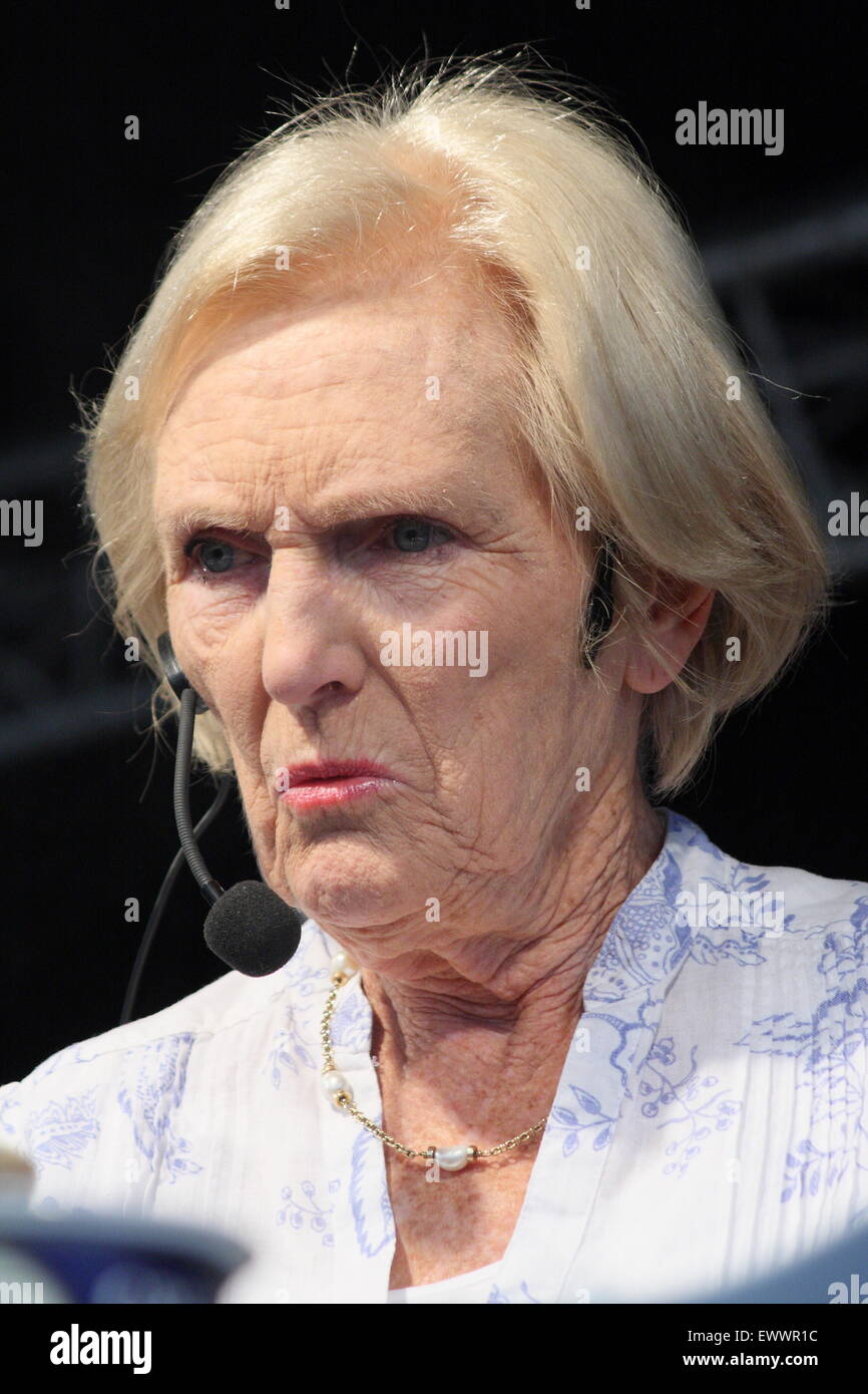 Celebrity TV cook and author, Mary Berry gives a cookery demonstration at Chatsworth Country Fair, Peak District Derbyshire UK Stock Photo