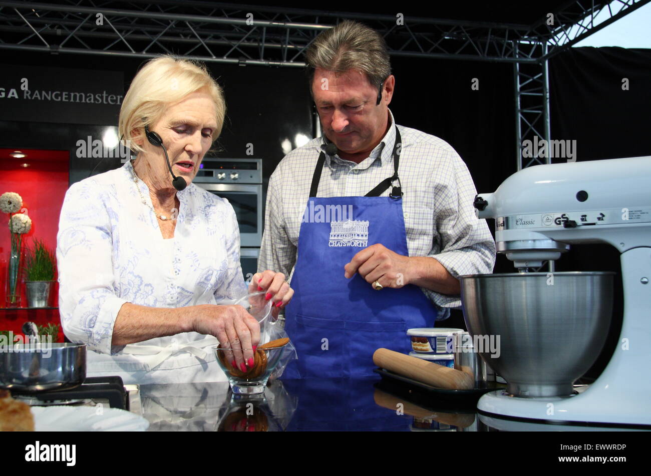TV stars Mary Berry and Alan Titchmarsh give a cookery demonstration at Chatsworth Country Fair, Peak District, Derbyshire UK Stock Photo