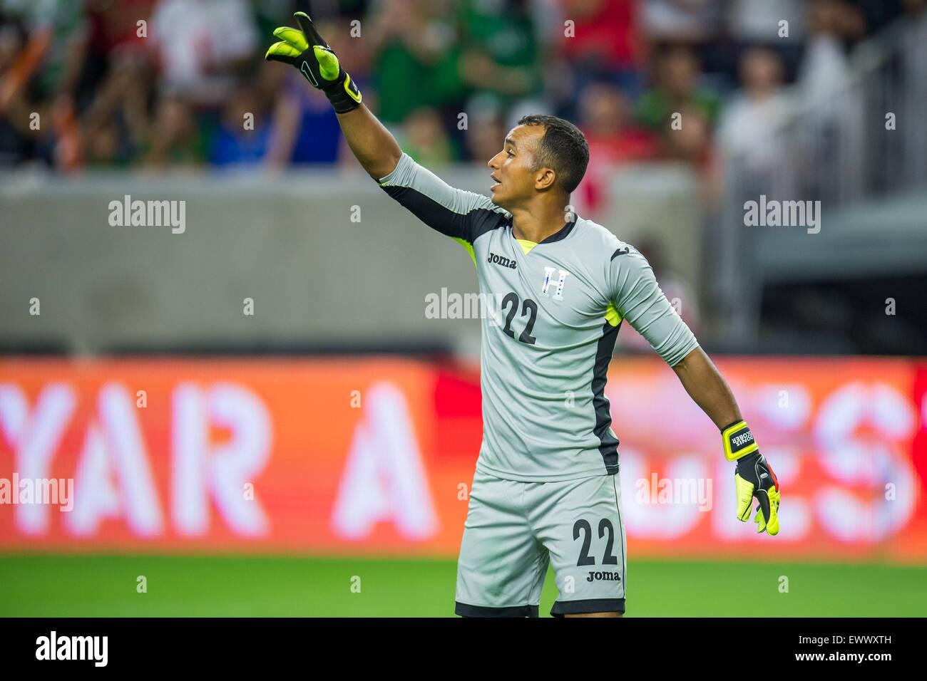 Houston, TX, USA. 1st July, 2015. Honduras goalkeeper Donis Escober (22) gestures to teammates during the 1st half of an international soccer match between Honduras and Mexico at NRG Stadium in Houston, TX. Trask Smith/CSM/Alamy Live News Stock Photo