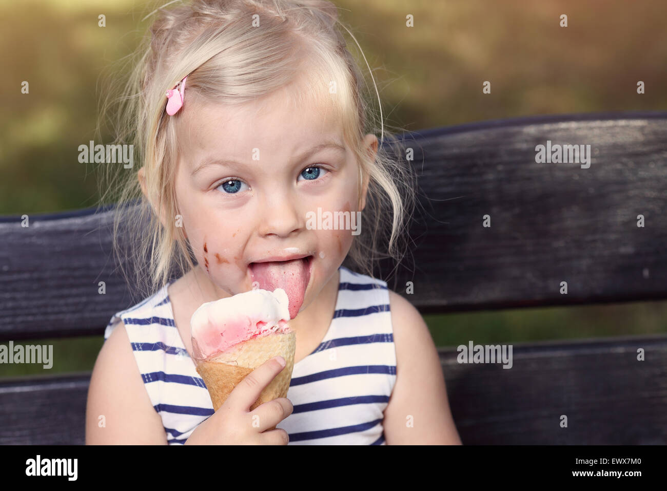 Ice cream девочка. Кушать мороженое. Девочка. Мороженое для детей. Девочка с мороженым.