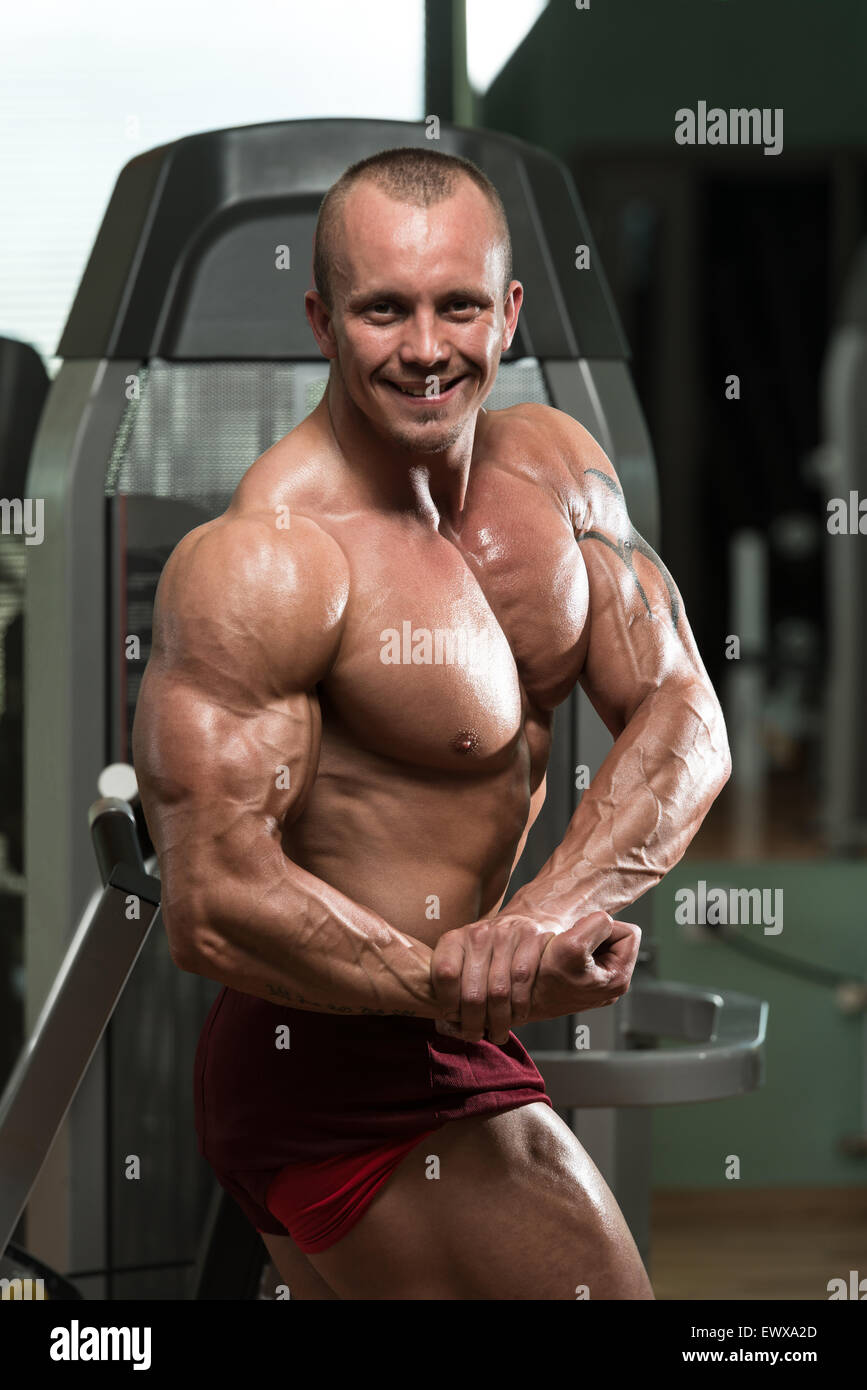 Bodybuilder Performing Side Chest Pose Stock Photo - Alamy