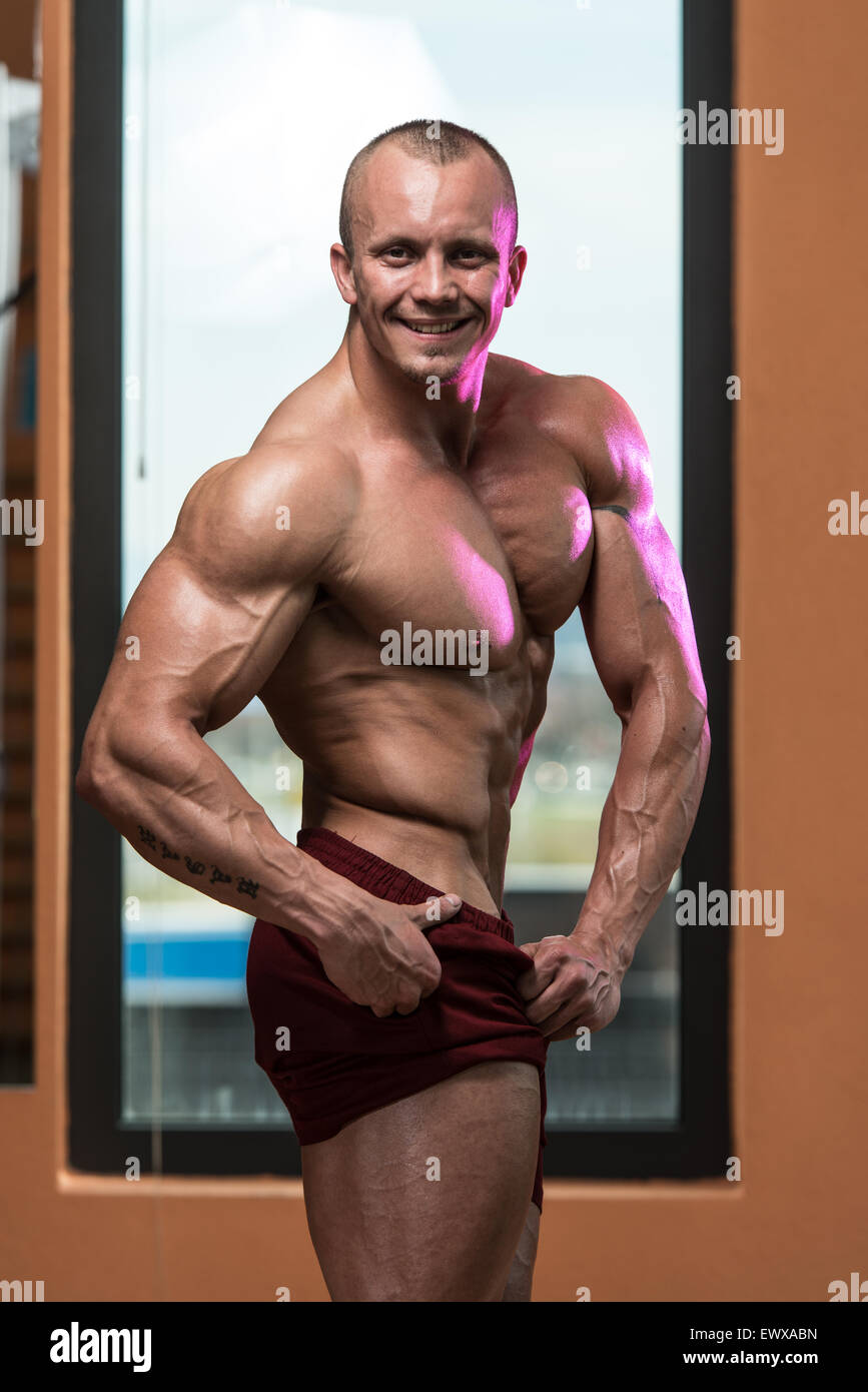 Bodybuilder Performing Quarter Turn Right Pose Stock Photo Alamy