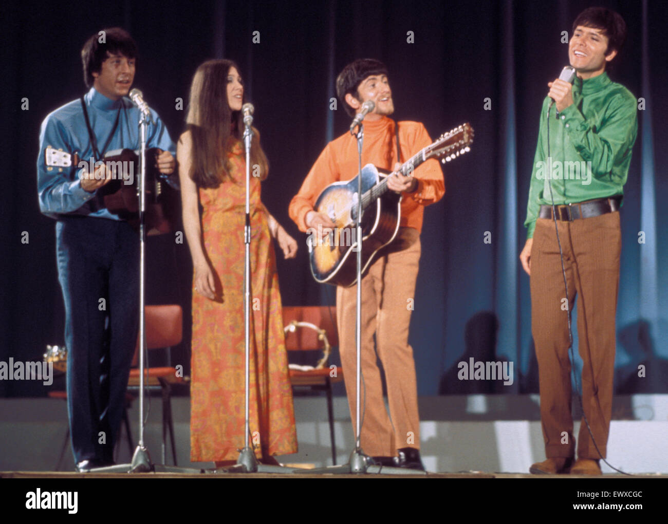 CLIFF RICHARD at right with The Settlers at a Youth for Christ event in 1968 Stock Photo