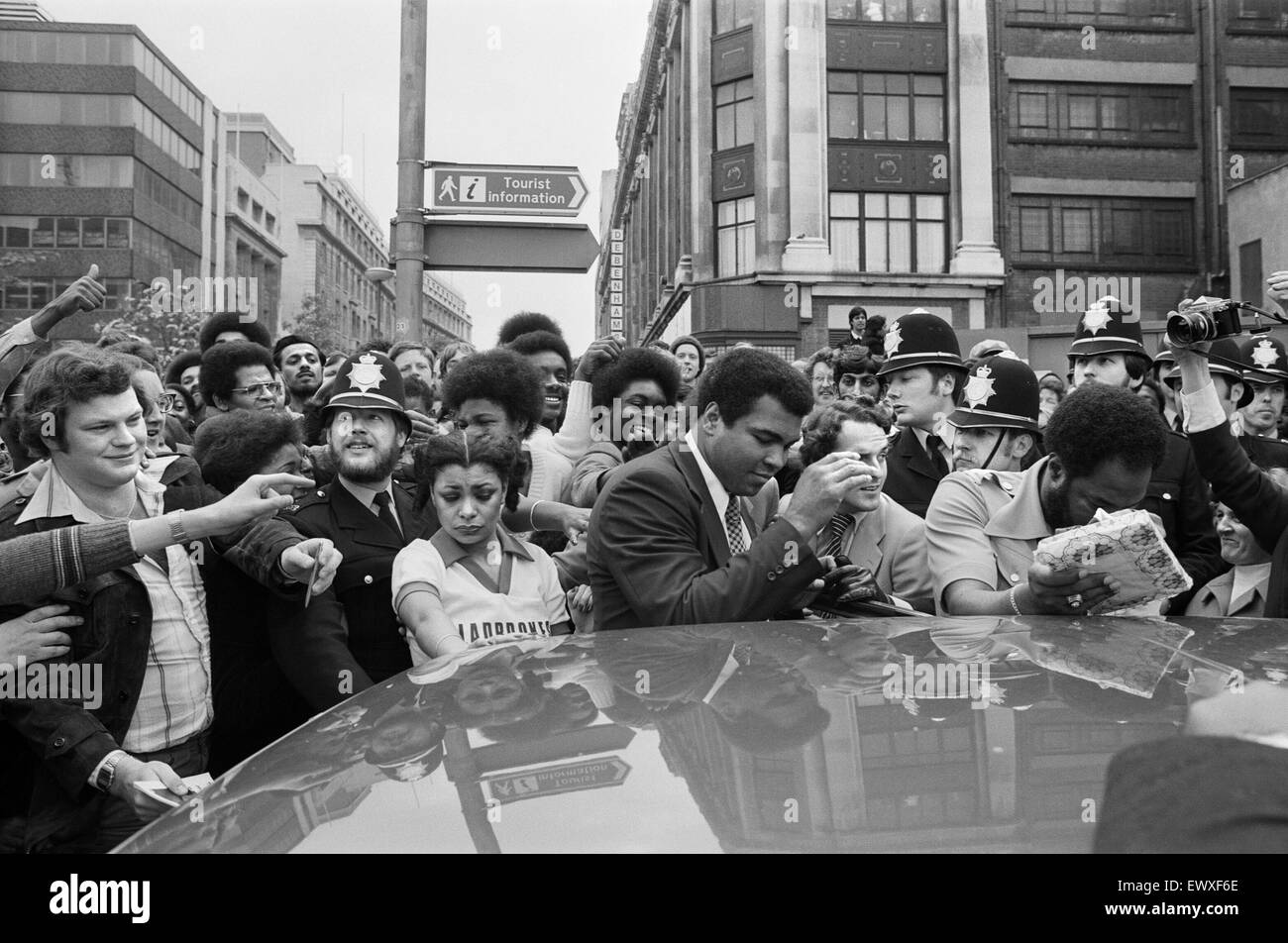 Muhammad Ali outside the Odeon in Birmingham. 7th June 1979 Stock Photo ...