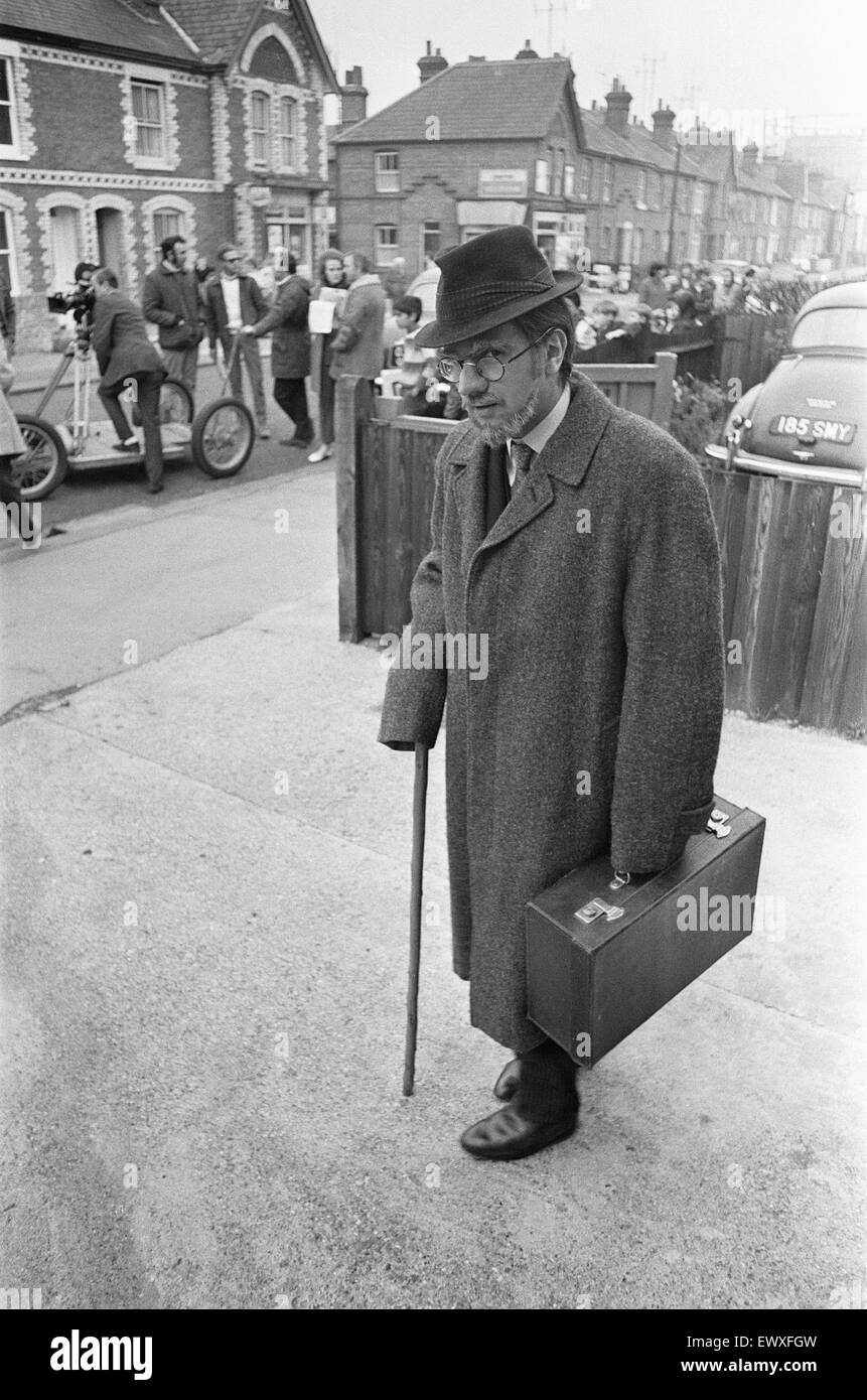 Dudley Moore as the character of Dr Clive Elwood, filming a BBC comedy feature called 'An Apple A Day' in Liverpool Road, Reading. Circa October 1970 Stock Photo