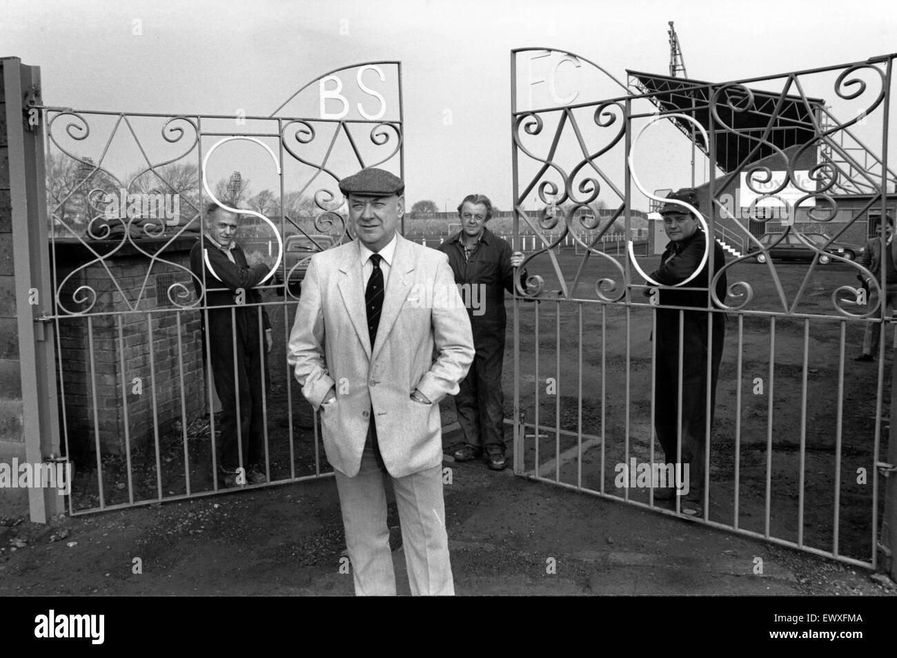 Billingham Synthonia new gates, 26th January 1989. The Billingham Synthonia sports club needed replacements for the old wooden gates at their stadium and asked the Employment Training scheme organised by the Teesside Chamber of Commerce who were doing oth Stock Photo