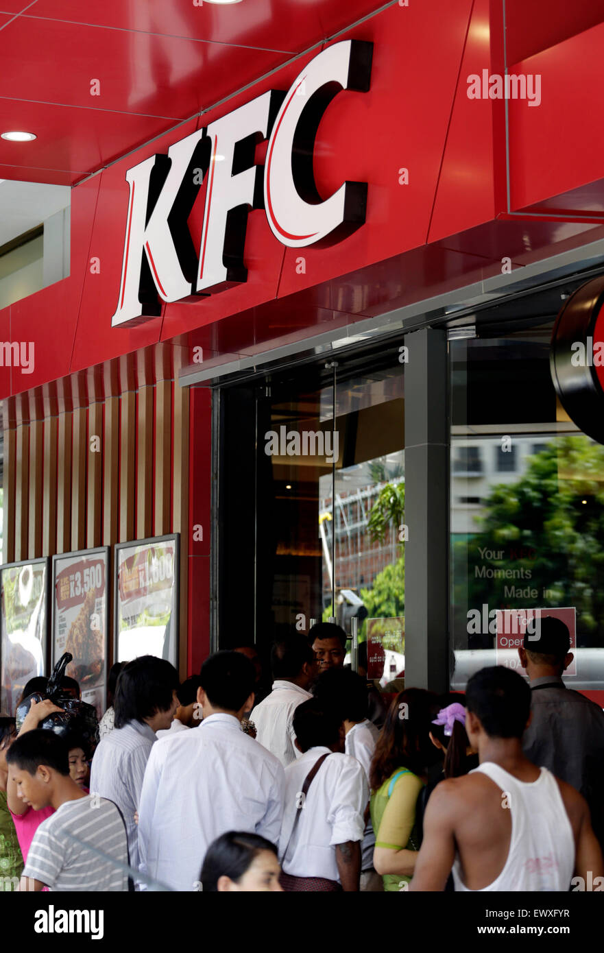 Yangon, Myanmar. 2nd July, 2015. People wait to buy fried chicken outside a KFC branch in Yangon, Myanmar, July 2, 2015. Leading fast food brand KFC opened its first branch in Myanmar on June 30. © U Aung/Xinhua/Alamy Live News Stock Photo