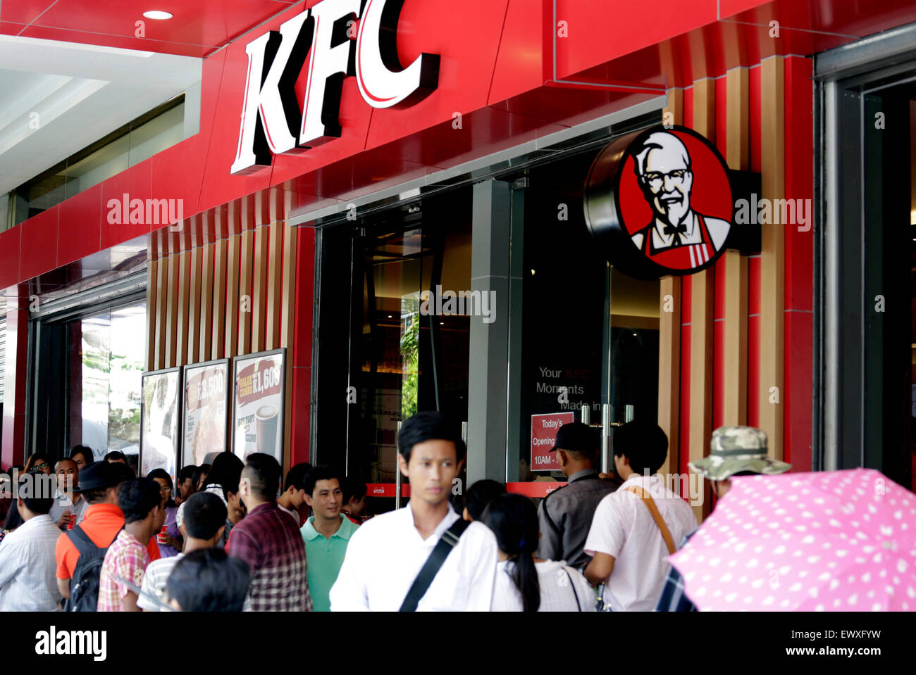 Yangon, Myanmar. 2nd July, 2015. People wait to buy fried chicken outside a KFC branch in Yangon, Myanmar, July 2, 2015. Leading fast food brand KFC opened its first branch in Myanmar on June 30. © U Aung/Xinhua/Alamy Live News Stock Photo