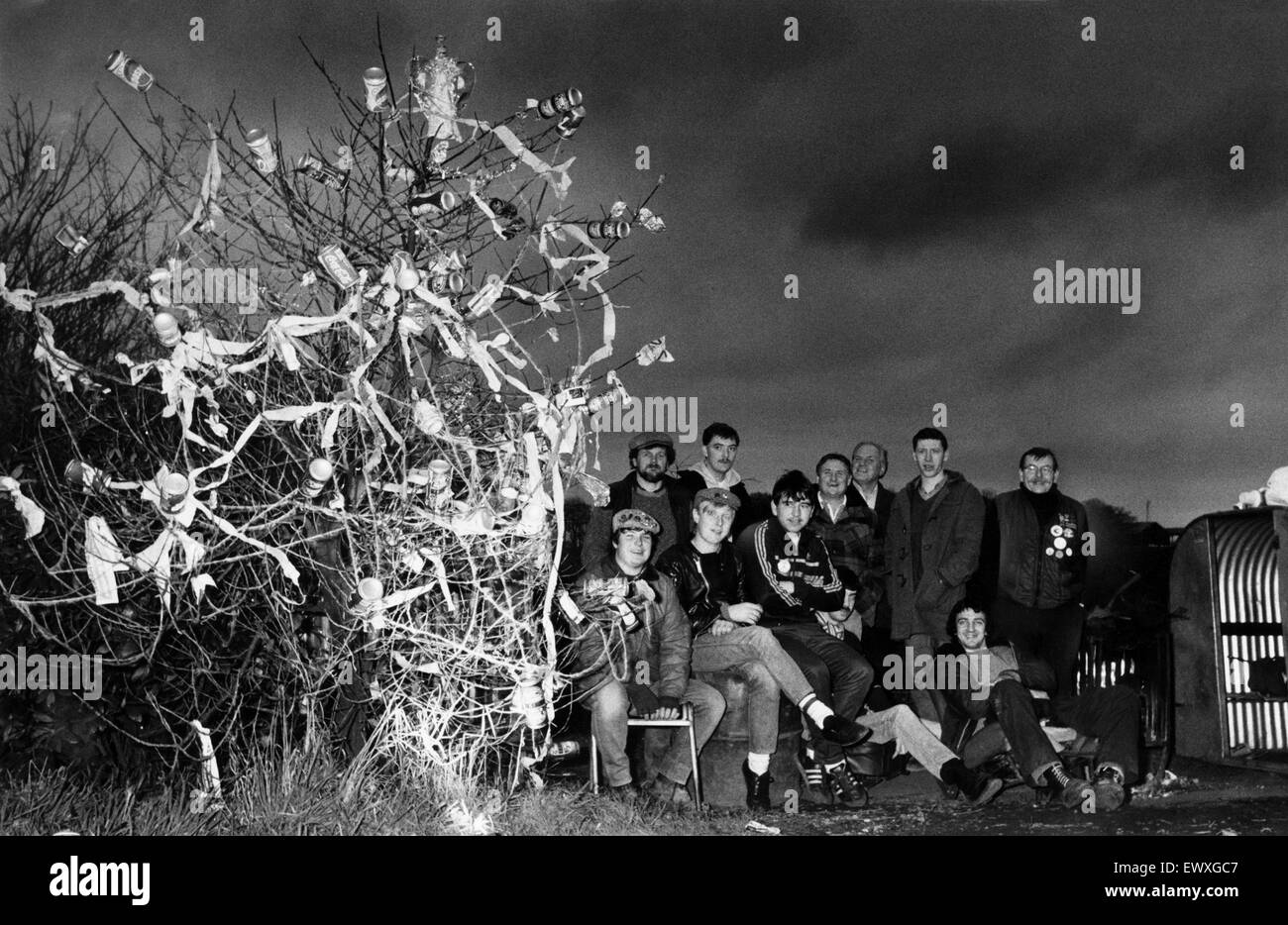 CHRISTMAS IS COMING...even on the picket line at Parkside Colliery, Newton-le-Willows, where the strikers have decorated a tree near the pit entrance with beer cans and streamers. 11th December 1984 Stock Photo