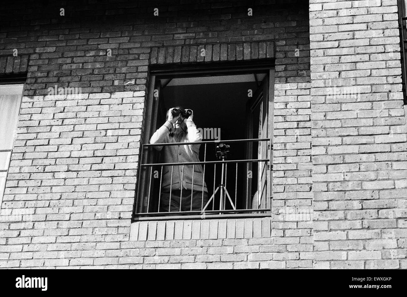 A spectator watching Princess Diana visiting the Boyd Court Guinness Trust Housing Estate, Bracknell, Berkshire. 25th March 1988. Stock Photo