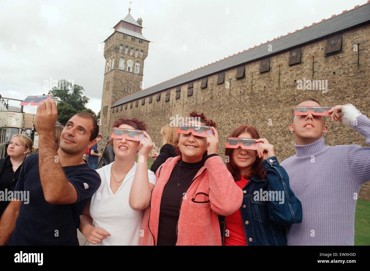 People watching a total solar eclipse, Queen Street, Cardiff. 11th August 1999. Stock Photo