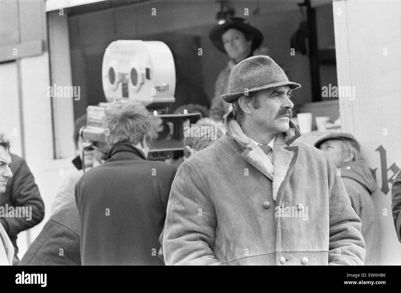 Sean Connery, the rest of the cast  and crew of the movie 'Offence' have a drink during a break in filming in Bracknell. 6th April 1972 Stock Photo