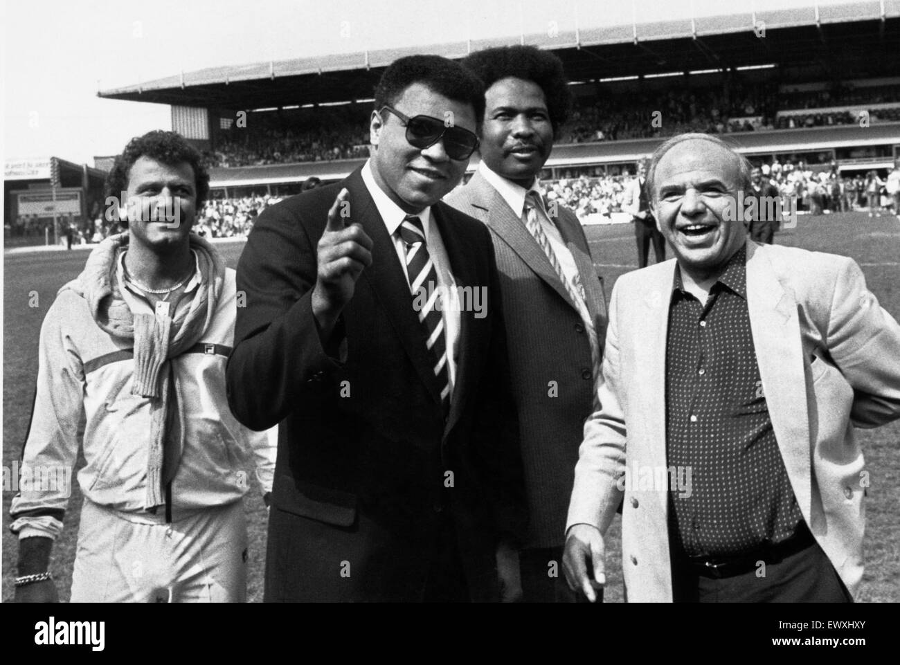 Muhammad Ali wave to the St Andrews crowd watched by councillor James Hunte and associates Michale Zambouros (left) and Scott Weinburger. 4th May 1984 Stock Photo