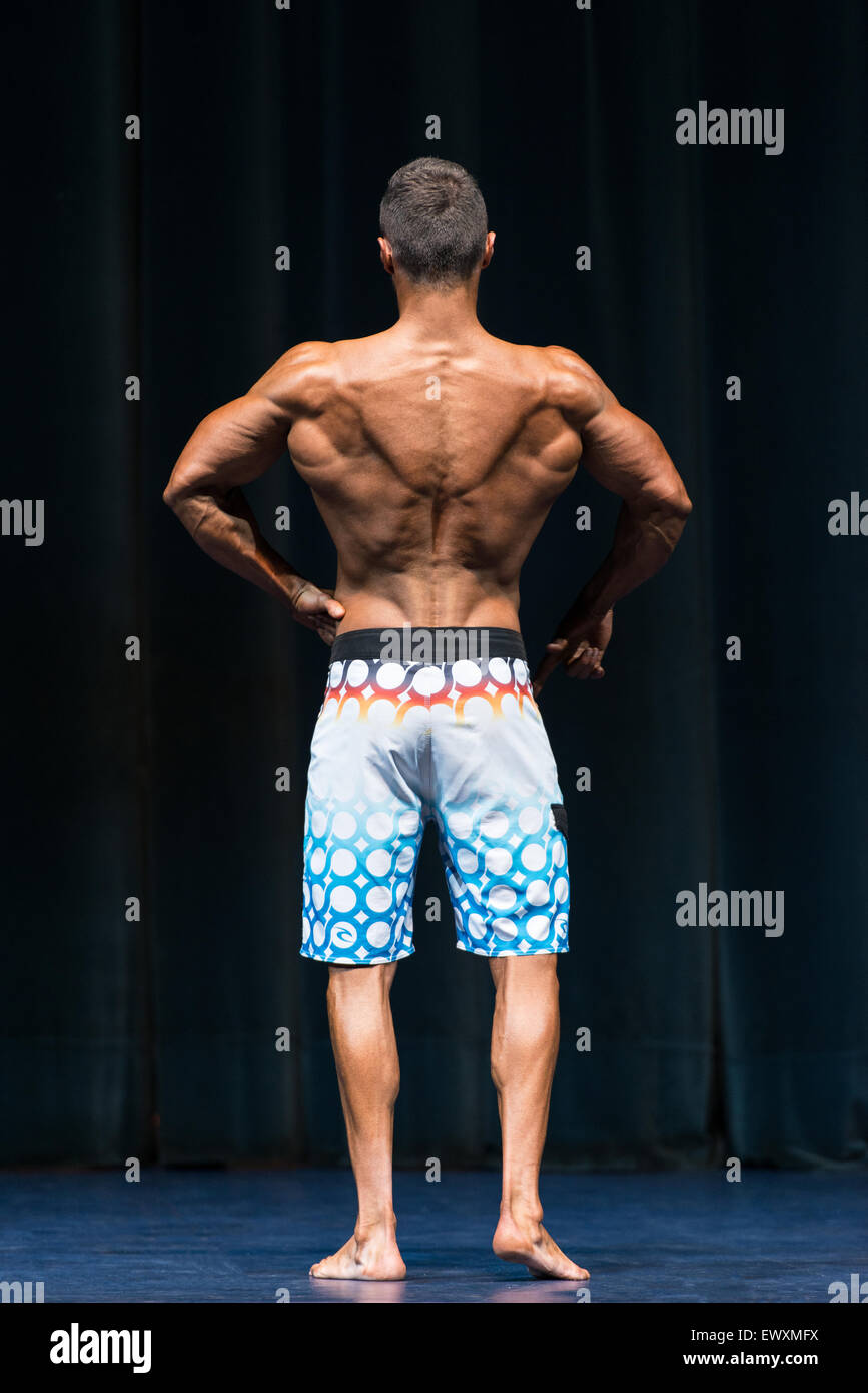 Premium Photo | Bodybuilder strong man pumping up back muscles-demhanvico.com.vn