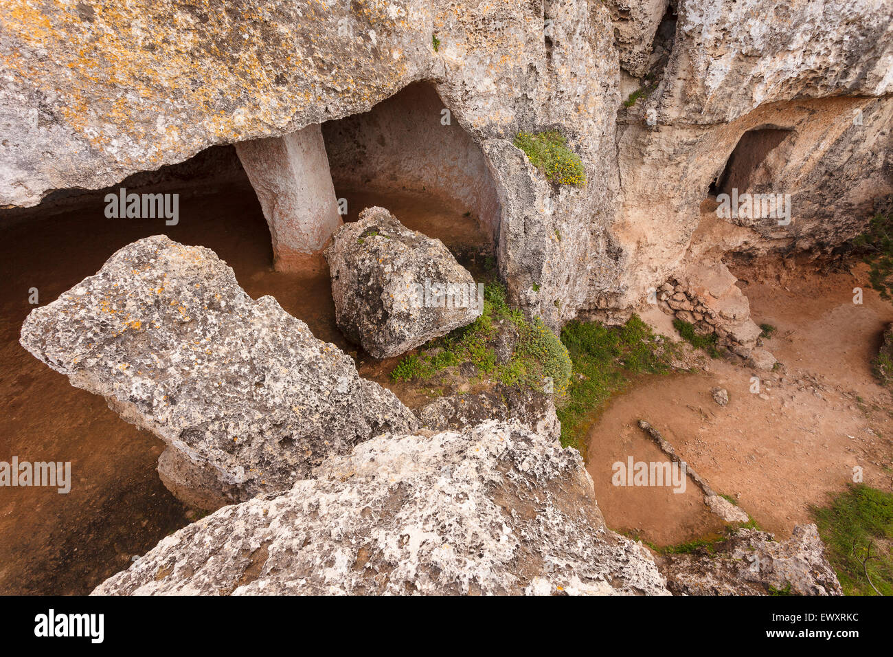 Coastal settlement. Pre Talayotic. Coves and pillars. Cala Morrell