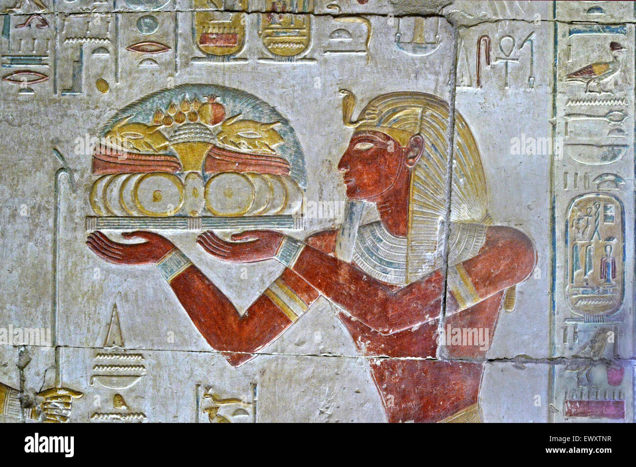 Abydos,Egypt, the mortuary temple of pharaoh Seti I, Menmaatra, (XIX° dyn. 1321-1186 B.C.) The king gives a basket of goods Stock Photo