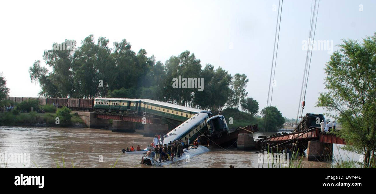 Gujranwala. 2nd July, 2015. Rescuers and local residents take part in a search operation after train compartments fell into a canal in east Pakistan's Gujranwala, July 2, 2015. At least 12 people were killed, over 100 others injured and at least four people went missing when four compartments of a train fell into a canal while crossing a bridge in Pakistan's city of Gujranwala on Thursday afternoon, local media and officials said. Credit:  Stringer/Xinhua/Alamy Live News Stock Photo