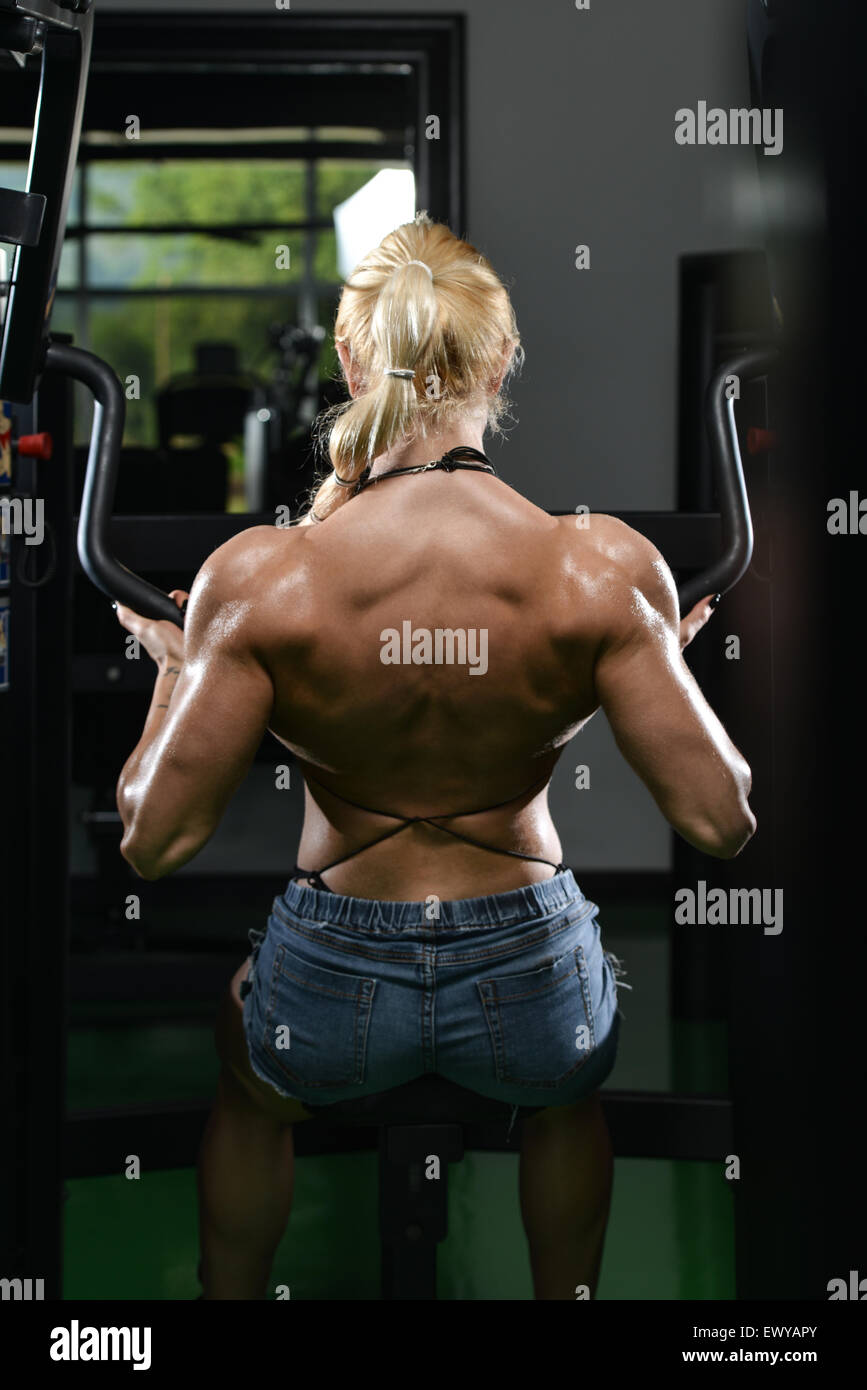 Female Bodybuilder Doing Heavy Weight Exercise For Biceps Stock Photo -  Alamy