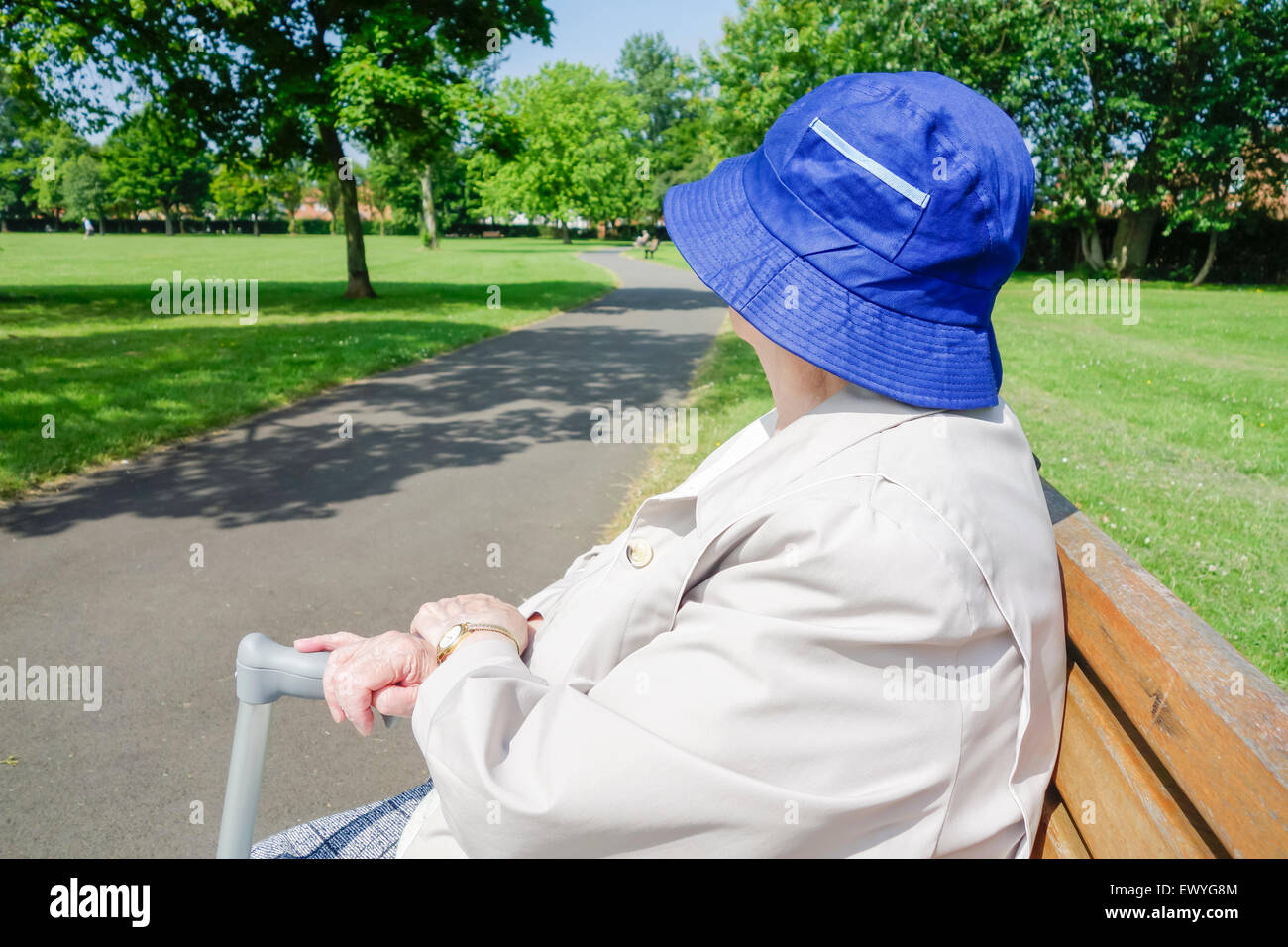 Lady in her nineties sitting on park bench on a very hot summer`s day.  England, UK uk Stock Photo - Alamy