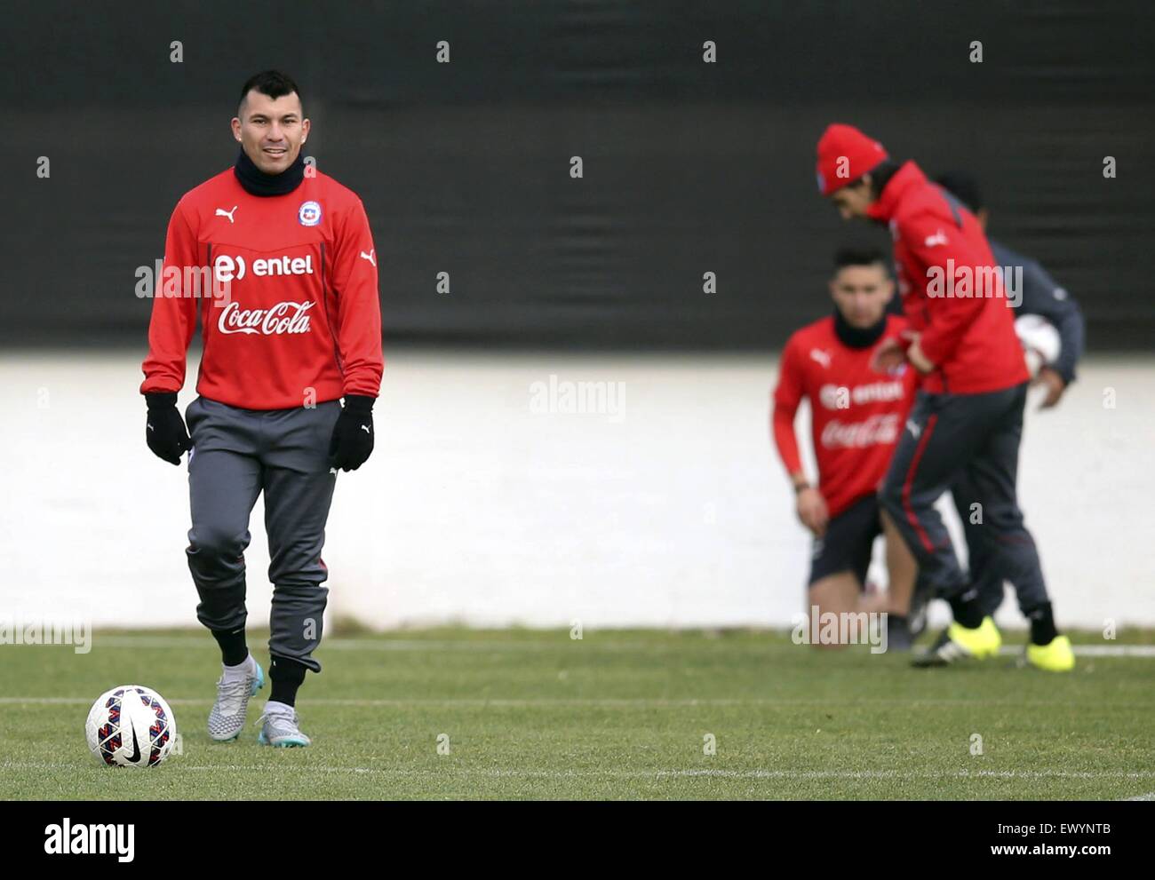 Santiago, Chile. 2nd July, 2015. Chile's Gary Medel (L) attends a training session in Santiago, Chile, on July 2, 2015. Chile will face Argentina in the final match of the America Cup Chile 2015 on Saturday. © Juan Roleri/TELAM/Xinhua/Alamy Live News Stock Photo
