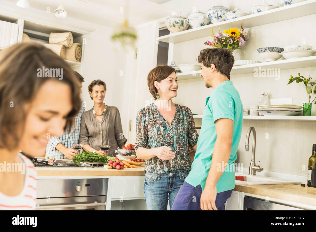 Фотосессия команды. Пятеро друзей и долина динозавров. Сериал нас пятеро 1994 1 сезон. Вечеринка на пятерых сериал. #всёпока фильм 2017.