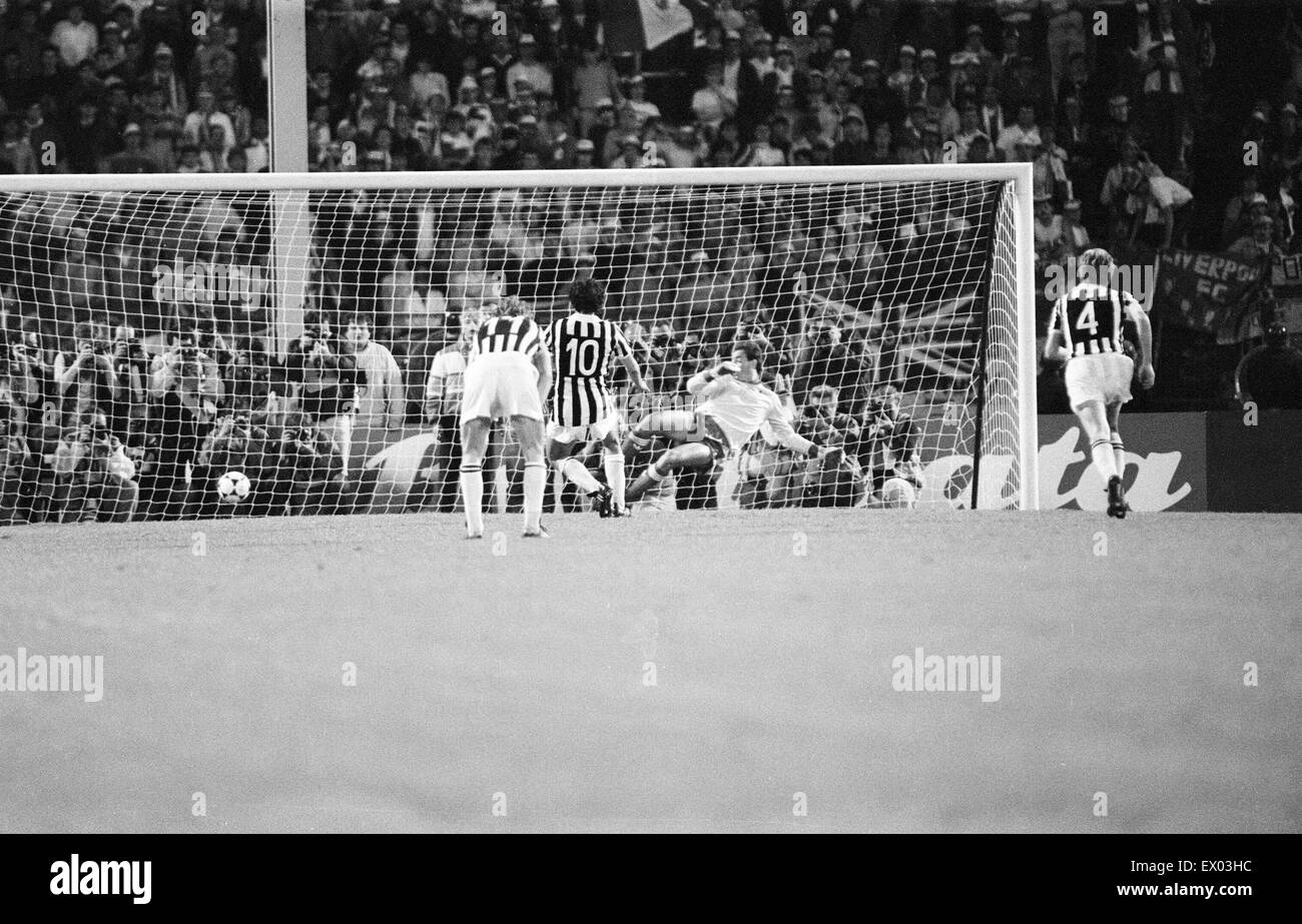 Juventus 1-0 Liverpool, 1985 European Cup Final, Heysel Stadium, Brussels, Belgium, Wednesday 29th May 1985. Match Action. Michel Platini of Juventus scores penalty goal. Stock Photo