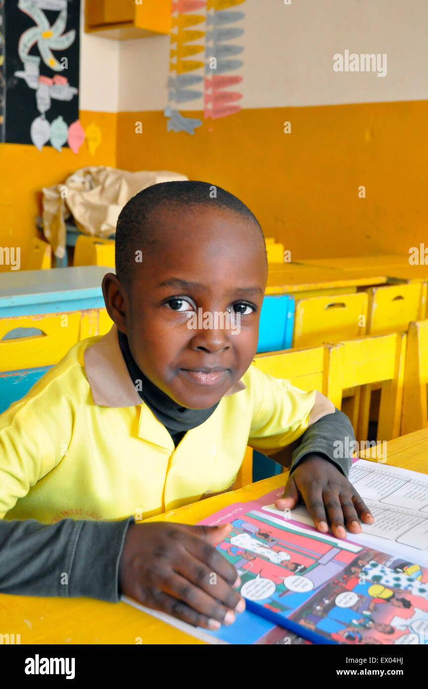 Nguewou Arthur , 6 ans et démi  élève à la grande section anglophone à l'école primaire et maternelle les  Pyramide du quartier Ekié Stock Photo