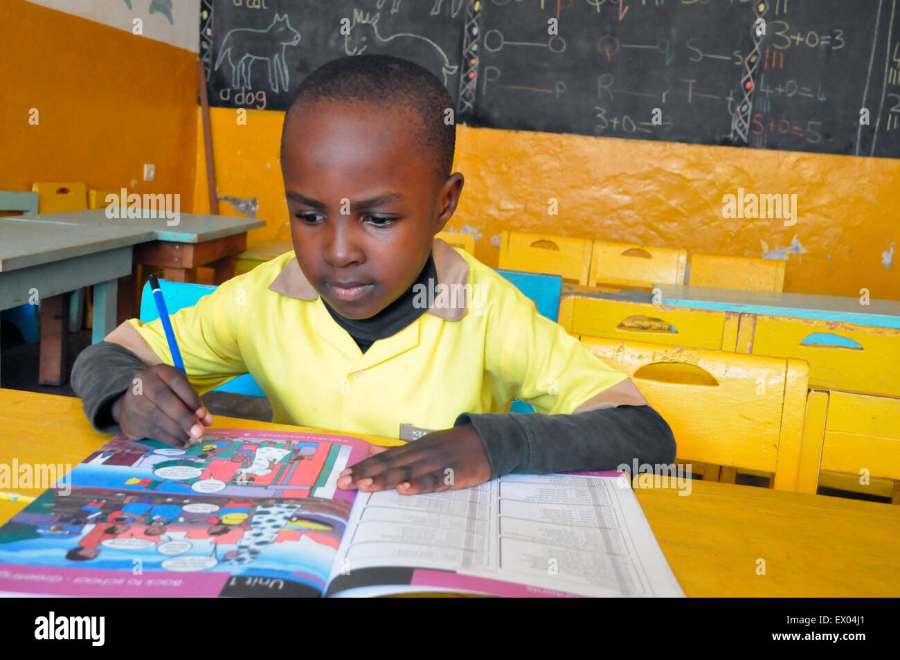 Nguewou Arthur , 6 ans et démi  élève à la grande section anglophone à l'école primaire et maternelle les  Pyramide du quartier Ekié Stock Photo