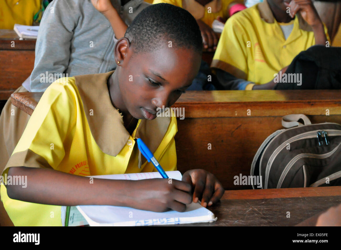 Wélako Mégane , 9 ans   élève au CM1 à l'école primaire et maternelle les  Pyramide du quartier Ekié Stock Photo
