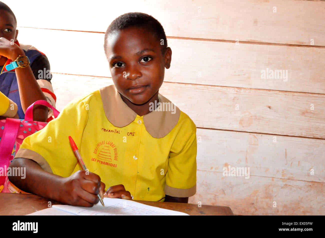 Mokam Blondelle , 9 ans et démi  élève au CM1 à l'école primaire et maternelle les  Pyramide du quartier Ekié Stock Photo