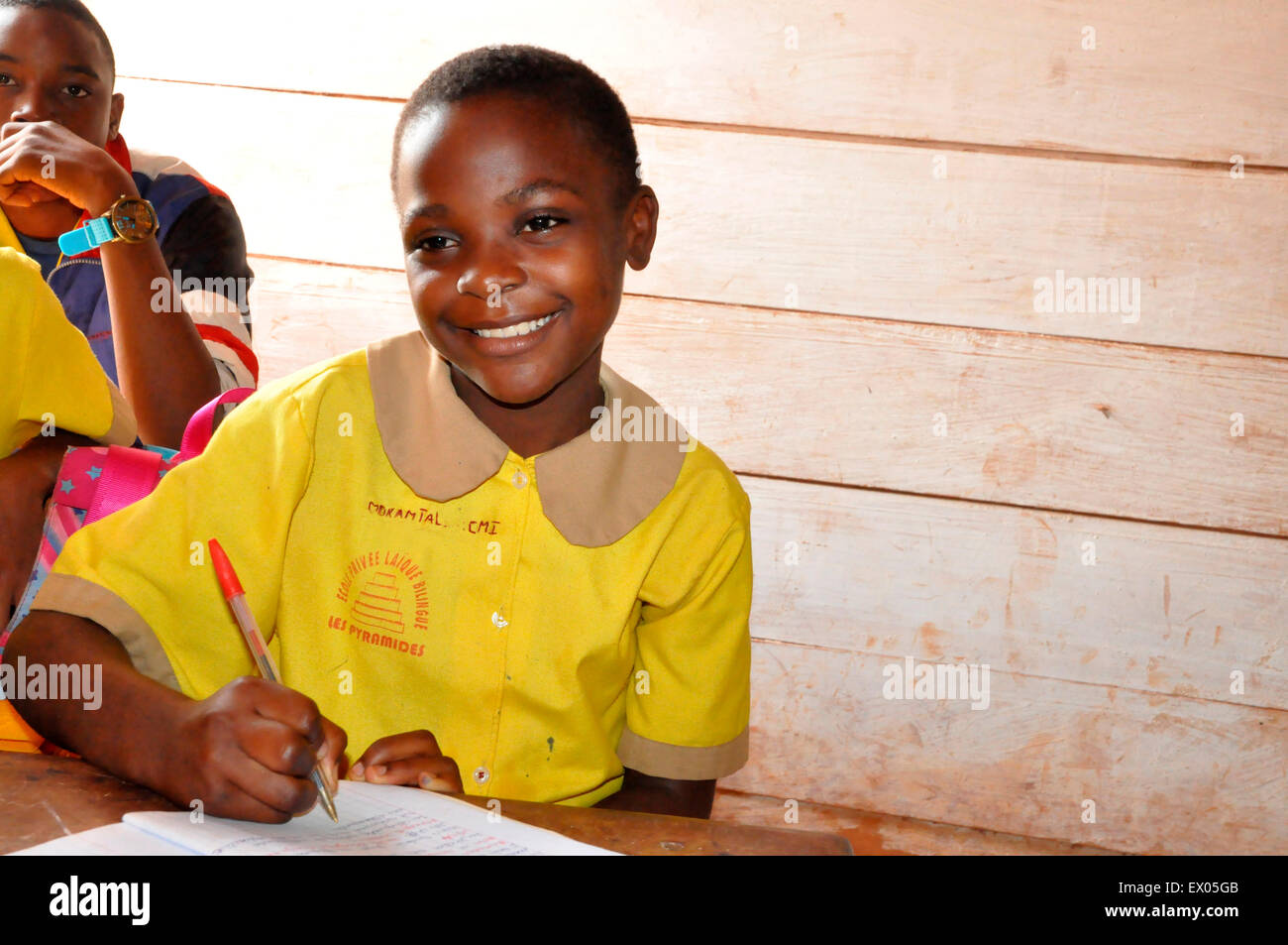 Monkam Blondelle , 9 ans et démi  élève au CM1 à l'école primaire et maternelle les  Pyramide du quartier Ekié Stock Photo