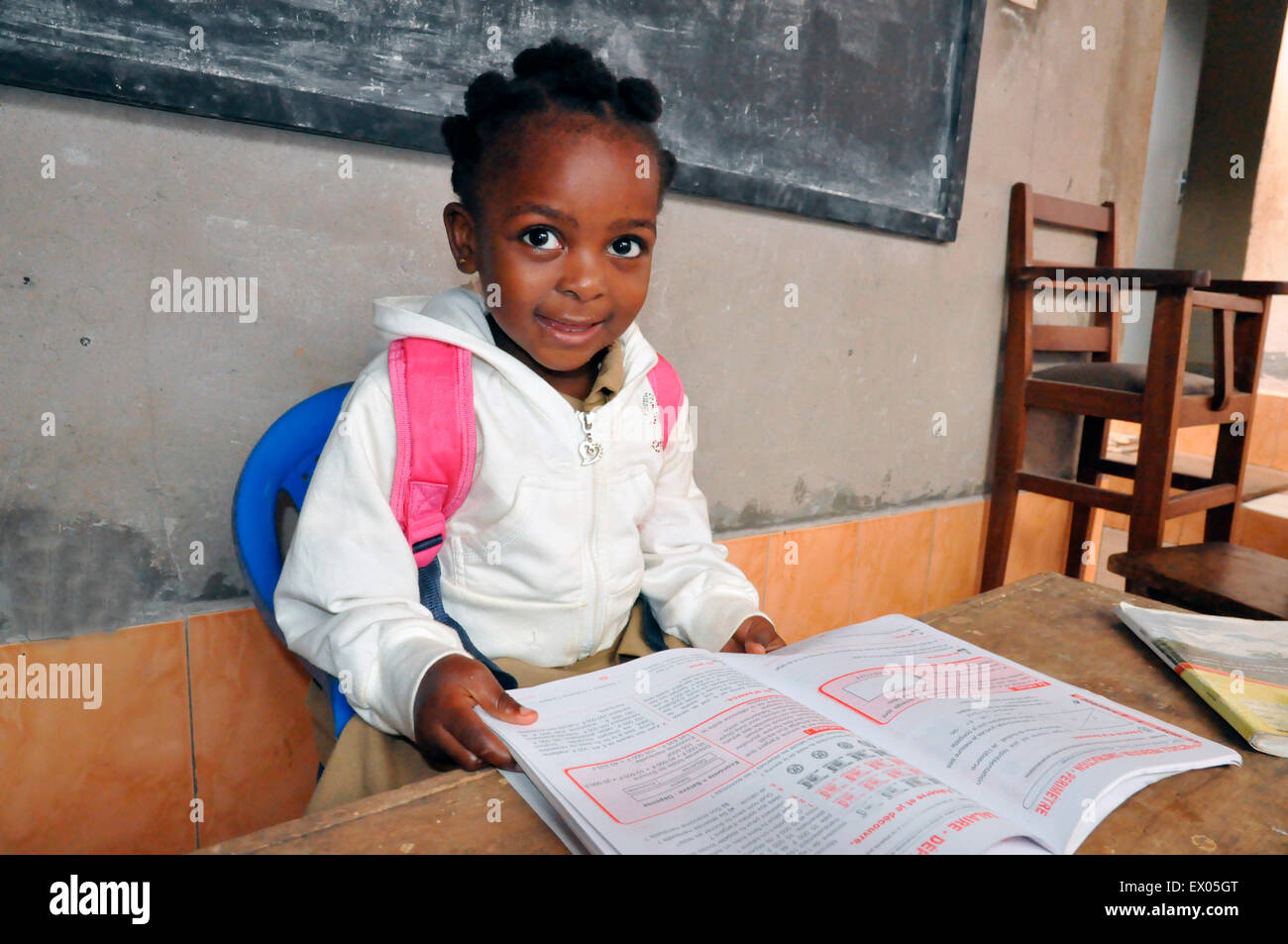 Magne Princesse , 5 ans    élève à la petite section  à l'école primaire et maternelle les  Pyramide du quartier Ekié Stock Photo
