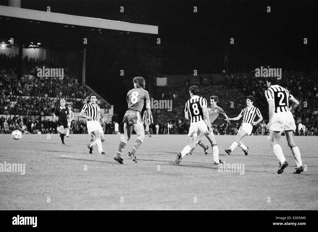 Juventus 1-0 Liverpool, 1985 European Cup Final, Heysel Stadium, Brussels, Belgium, Wednesday 29th May 1985. Match Action. Paolo Rossi (2nd Right) Stock Photo