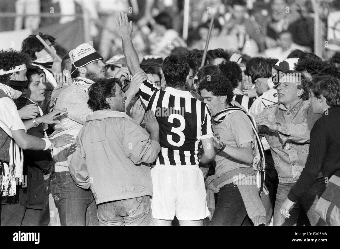 Juventus 1-0 Liverpool, 1985 European Cup Final, Heysel Stadium, Brussels, Wednesday 29th May 1985. Crowd Violence. Antonio Cabrini of Juventus, appeals for calm. Stock Photo